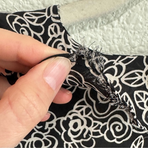 VTG Ann Taylor Womens Size 2 100% Silk Floral White Black Blouse Ruffle Preppy - Picture 8 of 10